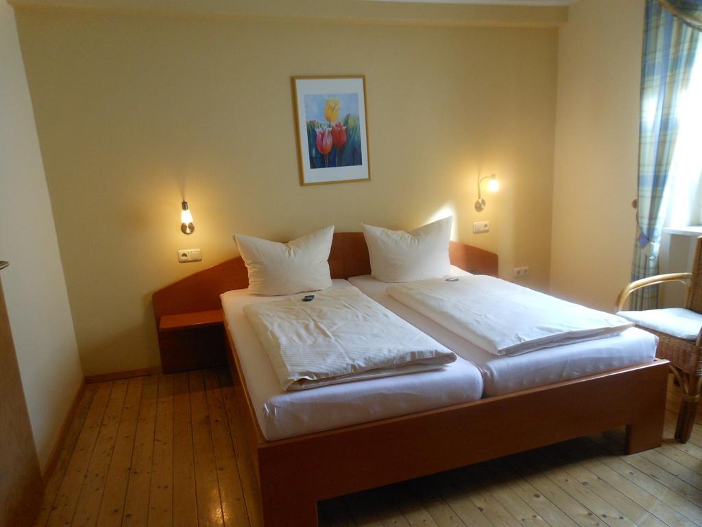 Wein- Und Gaestehaus M. Bai Mesenich Rum bild
